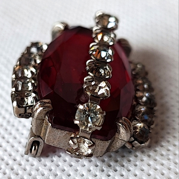 Deep Red Garnet Faceted Glass Beveled Vintage Silver Tone Rhinestone Brooch EUC - Picture 2 of 10
